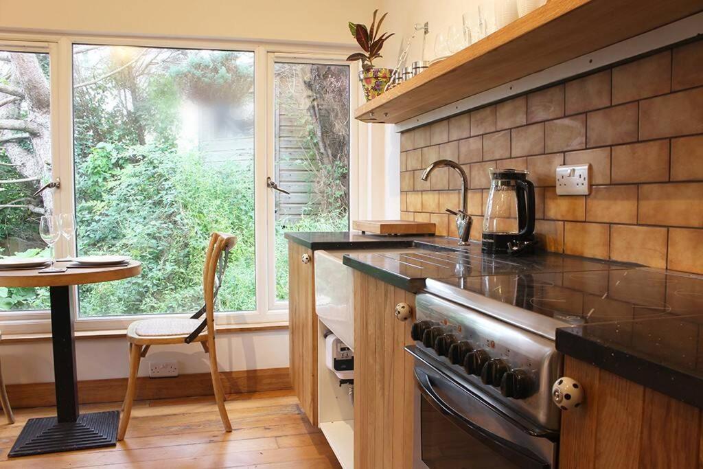 Peaceful & Central Self Contained 1 Bedroom House Глостънбъри Екстериор снимка